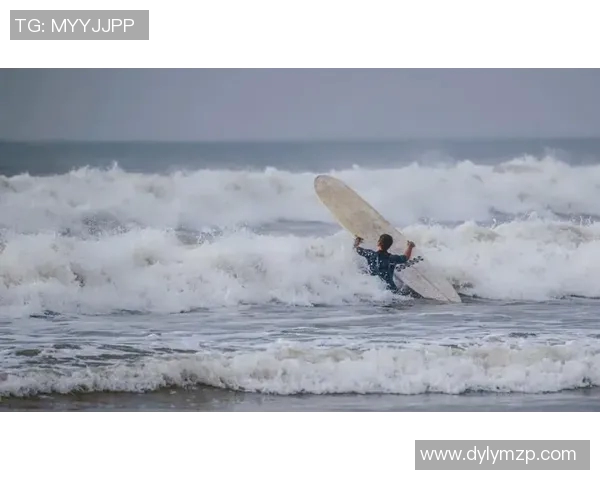 探索水上运动的无限魅力:划船、冲浪、帆船等项目带来的极限挑战与乐趣 探索水上运动的无限魅力:划船、冲浪、帆船等项目带来的极限挑战与乐趣